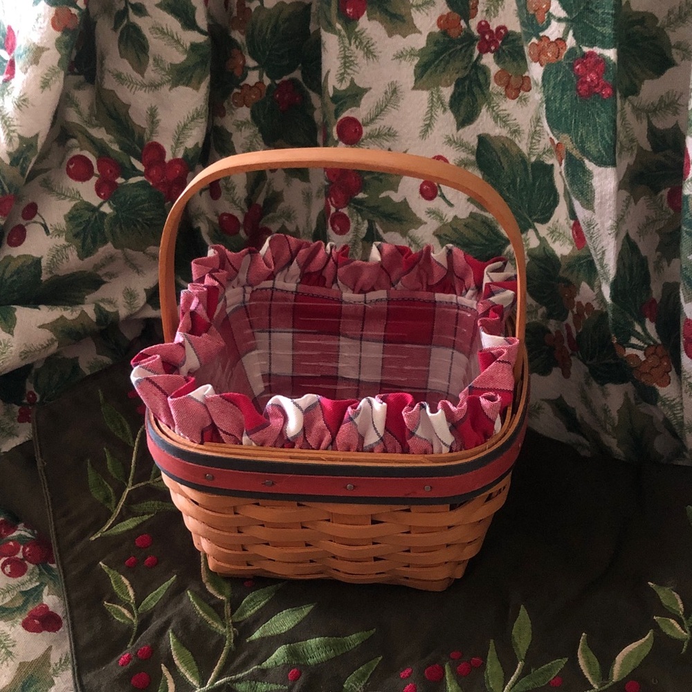 LONGABERGER CHRISTMAS BASKET W/ CLOTH AND PLASTIC LINER